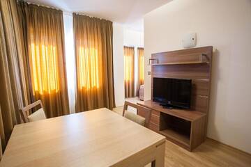 Фото номера Люкс с 1 спальней (для 2 взрослых и 2 детей) Отель C Comfort Hotel &amp; Wellness г. Хисаря 4