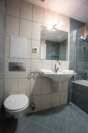 Фото номера Двухместный номер «Комфорт» с 1 кроватью и ванной Отель C Comfort Hotel &amp; Wellness г. Хисаря 9