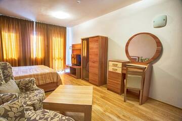 Фото номера Двухместный номер «Комфорт» с 1 кроватью и ванной Отель C Comfort Hotel &amp; Wellness г. Хисаря 4