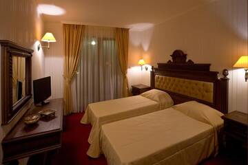Фото номера Двухместный номер Делюкс с 1 кроватью и балконом Отель Hotel Chinar г. Хисаря 6
