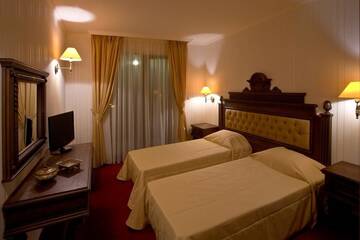Фото номера Двухместный номер с 2 отдельными кроватями Отель Hotel Chinar г. Хисаря 2