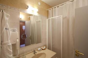 Фото номера Стандартный двухместный номер с 2 отдельными кроватями Отель Hissar Spa Hotel г. Хисаря 7